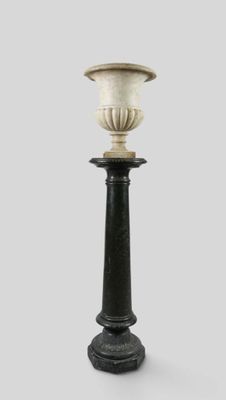 une image représentant un bougeoir noir et blanc surmonté d'un vase