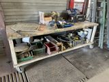 un établi sur lequel sont posés de nombreux outils