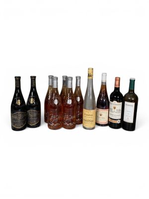 plusieurs bouteilles de vin sont alignées sur une surface blanche
