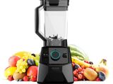 un gros plan sur un mixeur posé sur un tas de fruits