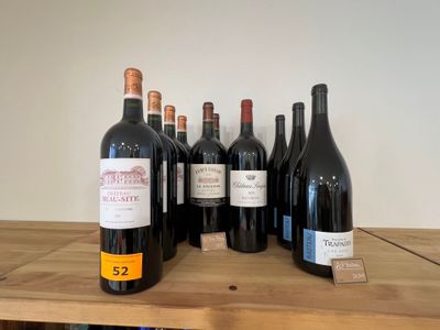 plusieurs bouteilles de vin sont alignées sur une table en bois