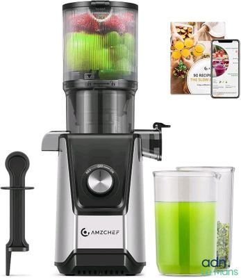 un mixeur, avec un verre de liquide vert à côté