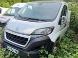 une camionnette blanche garée dans l'herbe