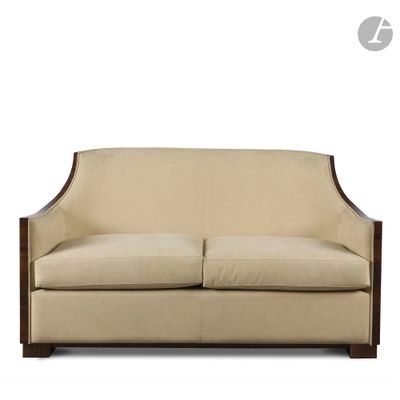 un gros plan sur un canapé beige à la structure en bois