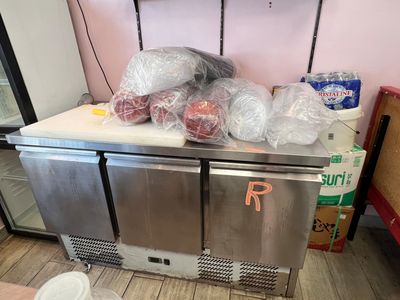 Plusieurs sacs de provisions sont posés sur le plan de travail d'une cuisine