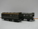 un petit train assis sur les rails
