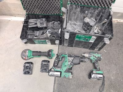 de nombreux outils posés à même le sol