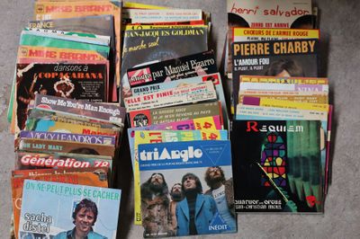 Important lot d'environ 120 vinyles 45 tours
