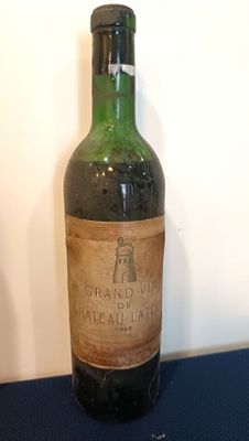 1 bt château Latour 1945 Pauillac (sans capsule, niveau épau…