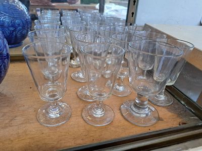 Seize verres à pied en verre ancien variantes de dimensions. - Photo 1