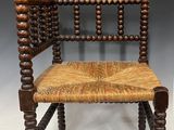 une vieille chaise en bois avec une assise tressée sur fond blanc