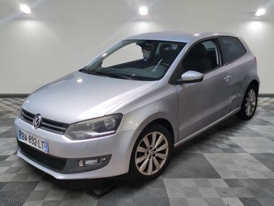 la volkswagen polo argentée est garée sur un carrelage à carreaux