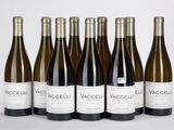 six bouteilles de vin sont alignées sur une surface blanche
