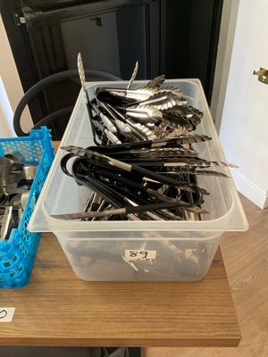 many spoons and spoon spoons in a plastic container on a table