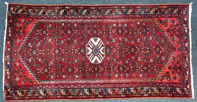 un tapis rouge avec une croix au milieu