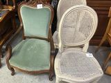 paire de chaises anciennes françaises à dossier en rotin, avec des coussins rembourrés verts