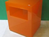 table d'appoint cubique en acrylique orange avec étagère