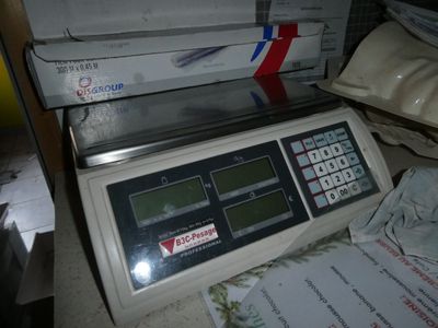 une image d'une balance posée sur un comptoir