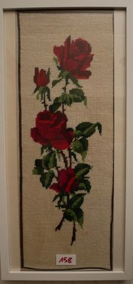 une photo d'une rose rouge dans un cadre blanc