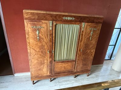 une armoire posée sur une table