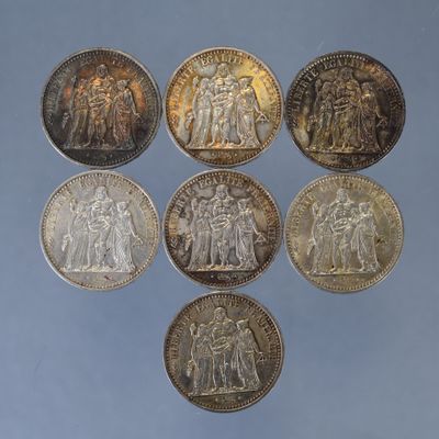 six types différents de pièces d'argent sur un fond bleu