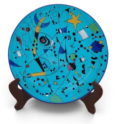 une image représentant une assiette bleue ornée de motifs abstraits
