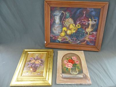 trois tableaux représentant des fleurs et des fruits posés sur une table