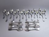 beaucoup de cuillères et de fourchettes en argent sur une table