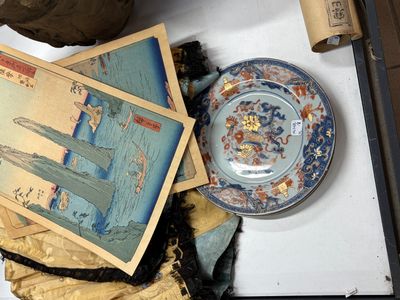une assiette avec une image dessus, à côté d'une autre assiette avec une image dessus