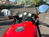 une moto rouge garée sur le bord de la route