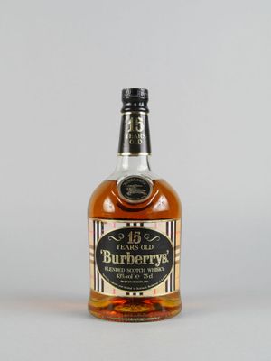 un gros plan sur une bouteille de bourbon posée sur une surface blanche