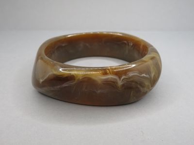 Bracelet bakélite rigide. A l'état neuf