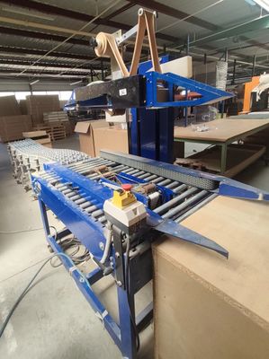 un tapis roulant servant à transporter des cartons