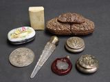 beaucoup de petits objets posés sur la table