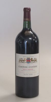 une bouteille de vin posée sur une table