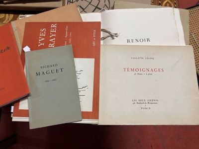 un grand nombre de livres posés sur une table
