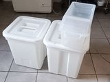 deux poubelles blanches posées par terre dans la cuisine