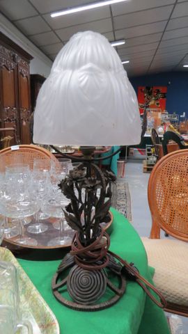 Lampe de table en métal décor floral vers 1930 abat-jour en verre...