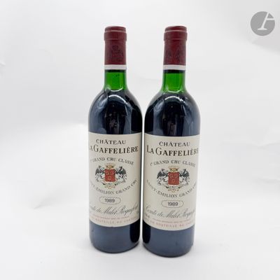 deux bouteilles de vin posées l'une à côté de l'autre sur une table