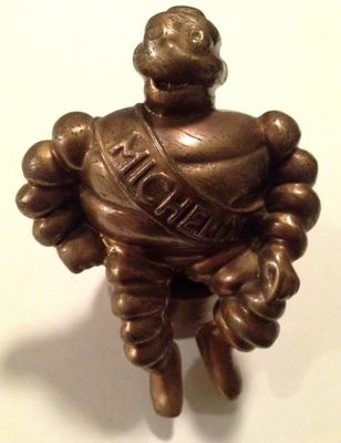 une statue en bronze représentant un homme avec une écharpe autour du cou