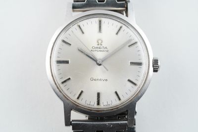 une montre en argent posée sur une table