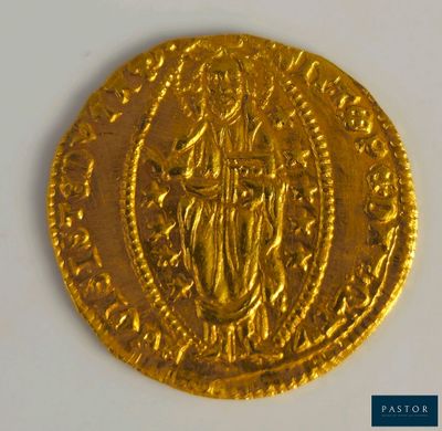 gros plan d'une pièce d'or sur une surface blanche