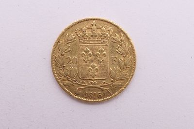 gros plan d'une pièce d'or sur une surface blanche