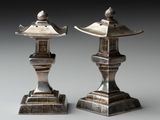 paire de bougeoirs en métal argenté avec des sommets en forme de pagode