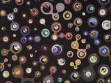 une image représentant un fond noir parsemé de nombreux cercles de différentes couleurs