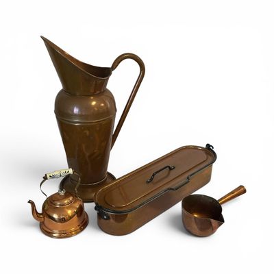 un pichet en cuivre, une théière, une théière et une théière