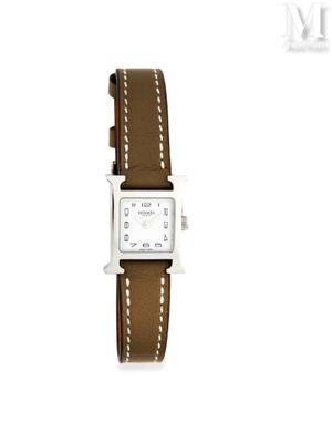 une image d'un gros plan d'une montre-bracelet sur un fond blanc