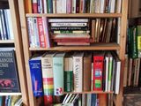 une étagère contenant de nombreux livres dans une pièce