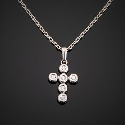 Collier en or gris 750°°° (tête d'aigle) composé d'un penden…