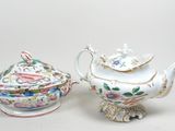 paire de théières en porcelaine avec soucoupes, ornées d'un motif floral